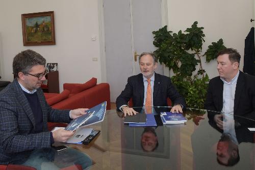 L'assessore regionale ad Autonomie locali e Corregionali all'estero Pierpaolo Roberti durante l'incontro con i presidenti dell'Unione italiana e della sua Giunta esecutiva, Maurizio Tremul e Marin Corva